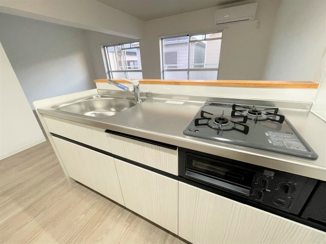 システムキッチン、2口コンロ付きです。