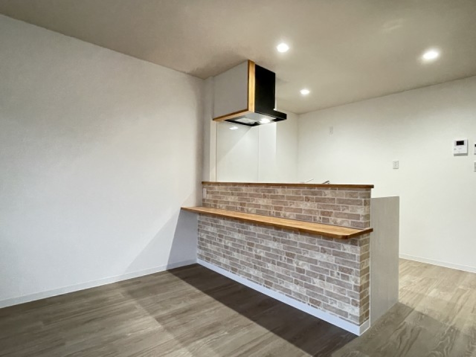 レンガ状の壁紙がオシャレポイントです。