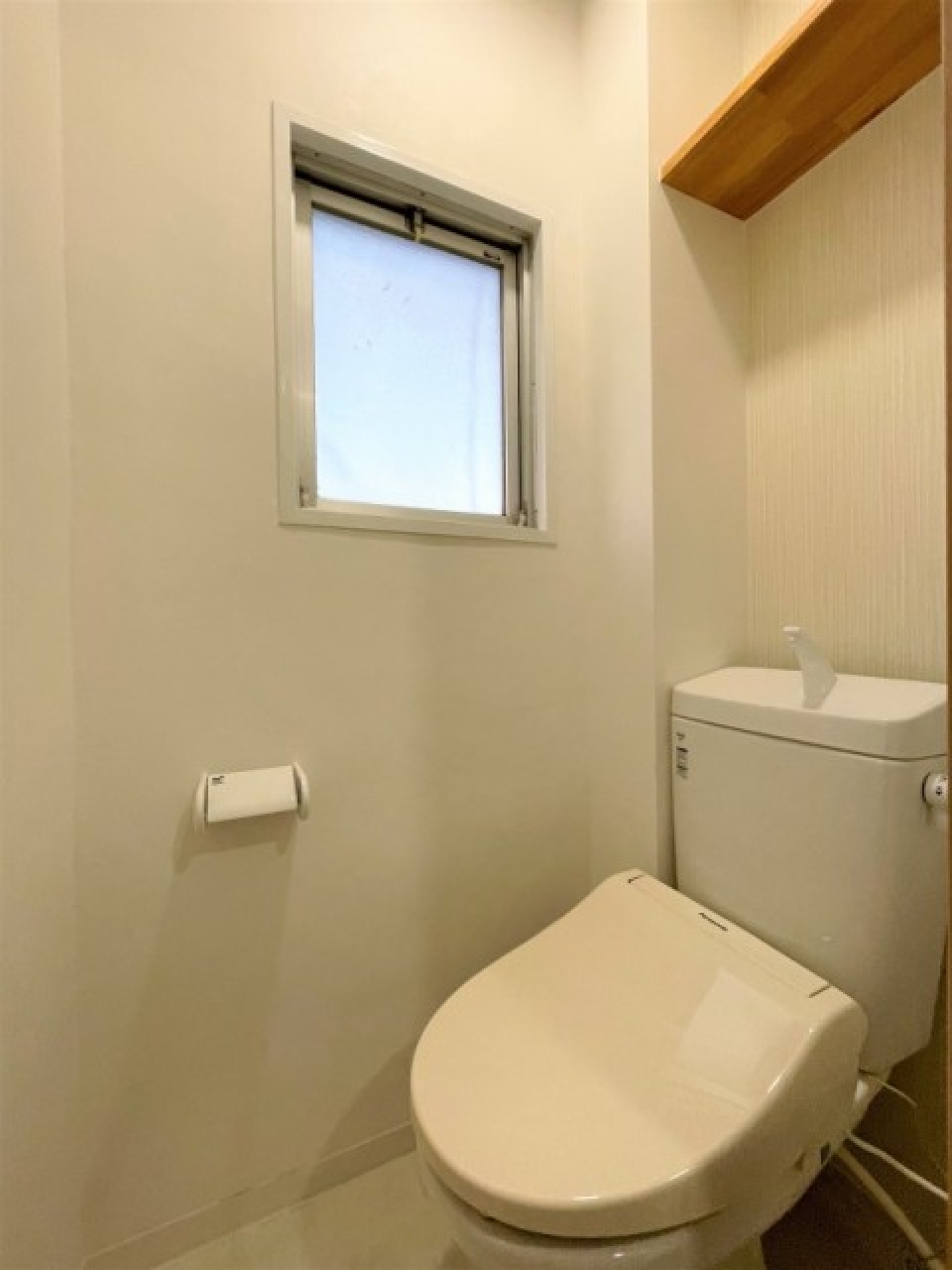 窓付きのトイレ。