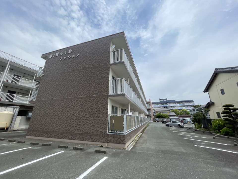 外観は落ち着いた雰囲気のRCマンションです