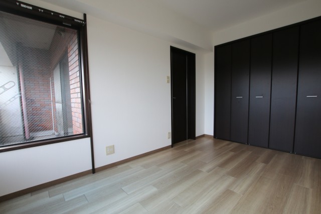 壁一面のクローゼットあり。