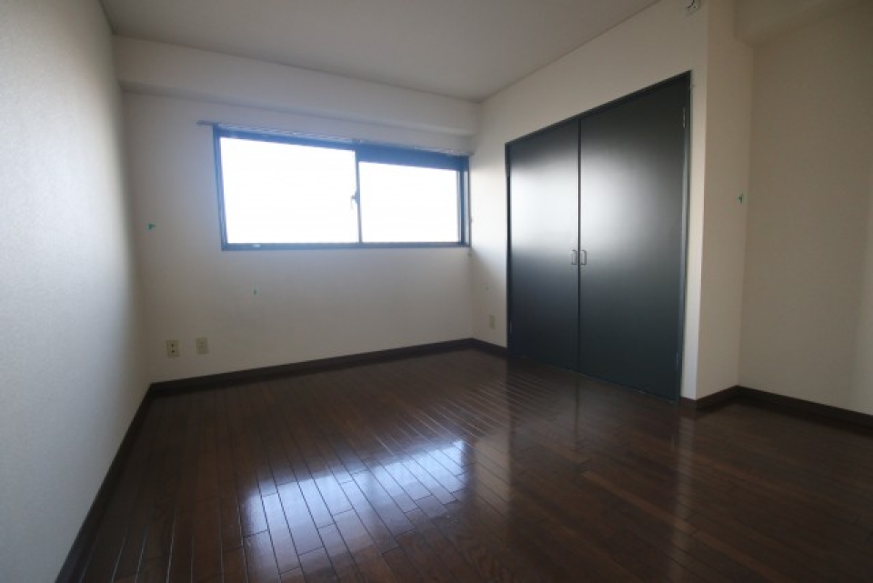 洋室7帖。6帖に比べると小さめだが収納スペースあり。