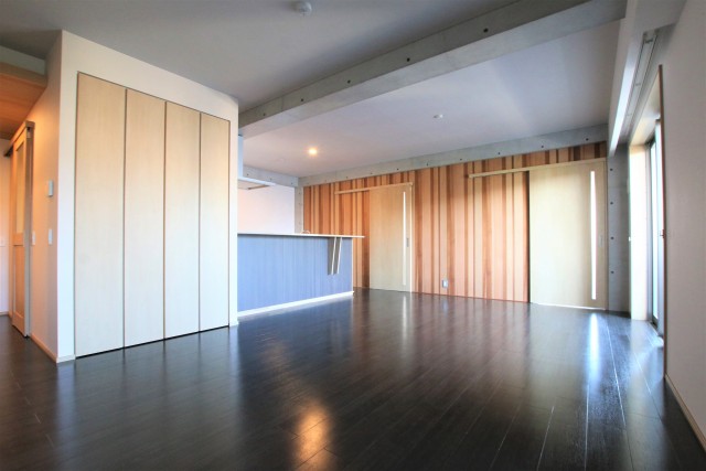 ダークな床と木のコントラスト