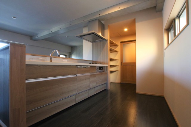 キッチン。奥にはウォークスルーのパントリーが。