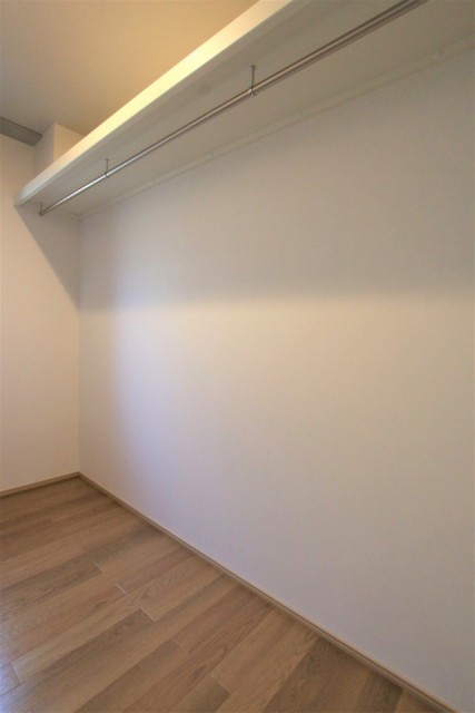 部屋幅と同じウォークインクローゼット。