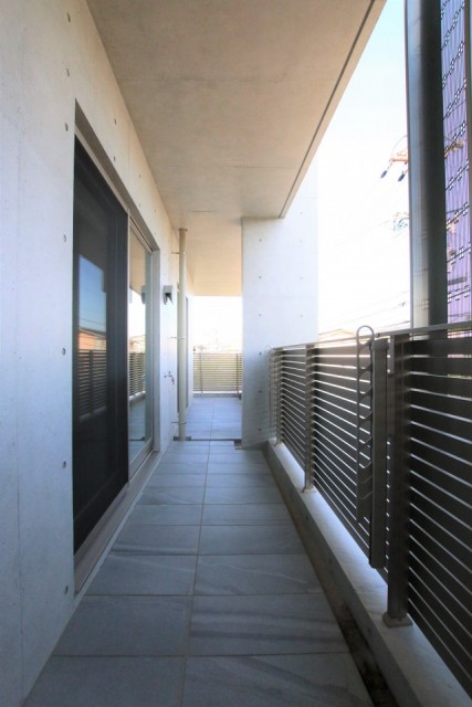 L字型のテラスは、曲がって奥まで続きます。