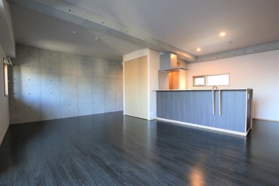 西面の壁は無垢のコンクリート壁