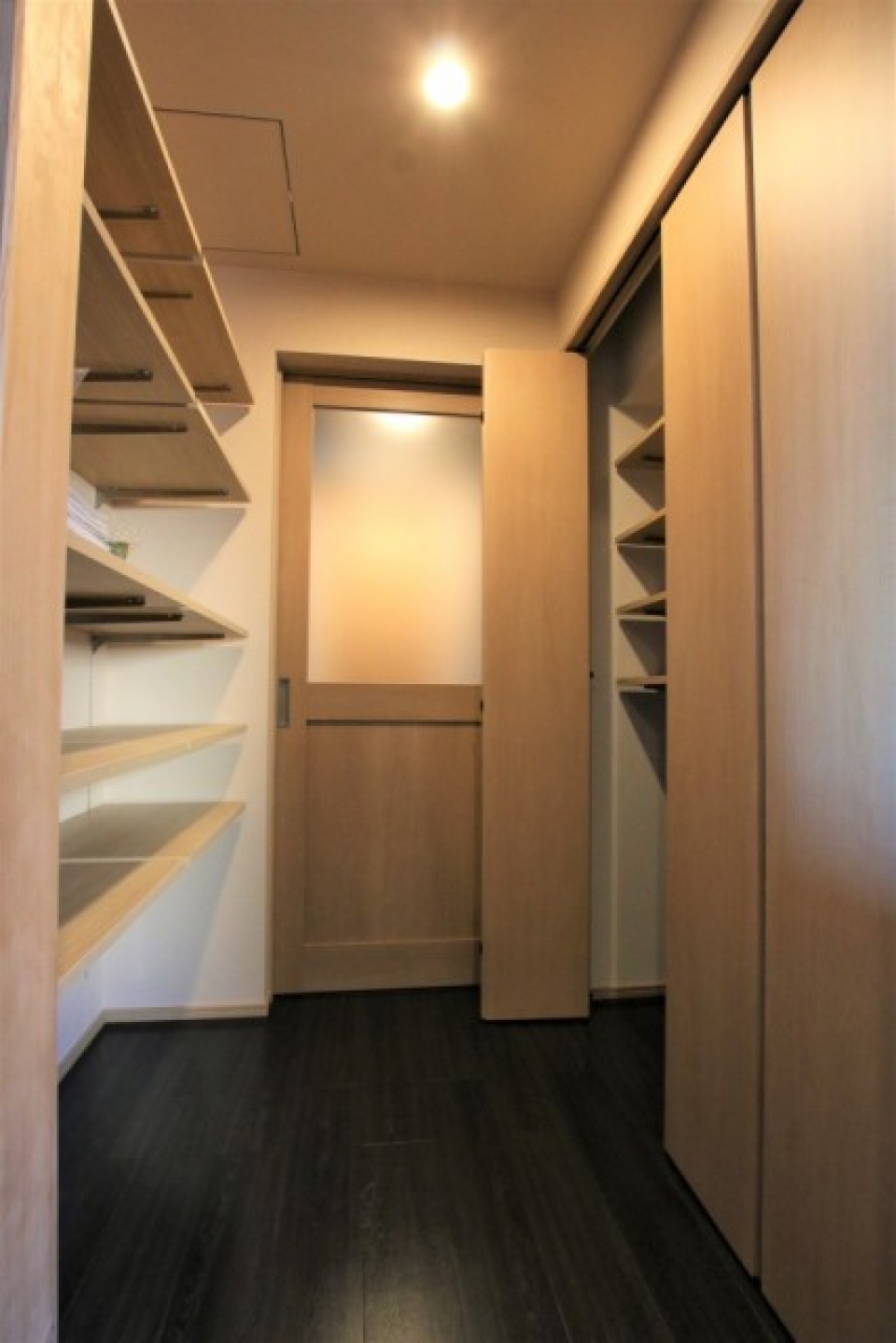 パントリーはこれだけたくさんの収納スペースがあります。