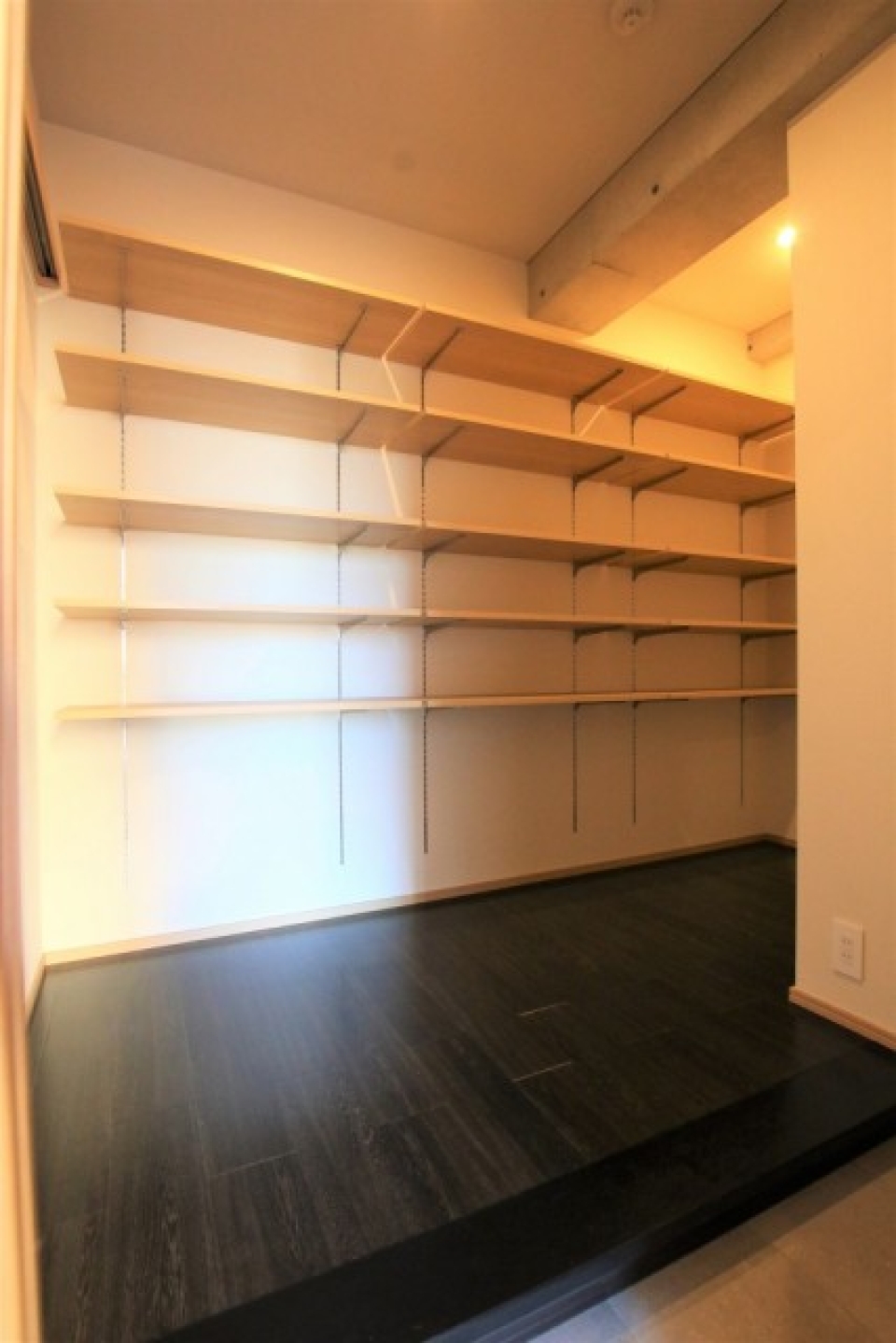 玄関横には部屋ほど広いシューズクローゼット。