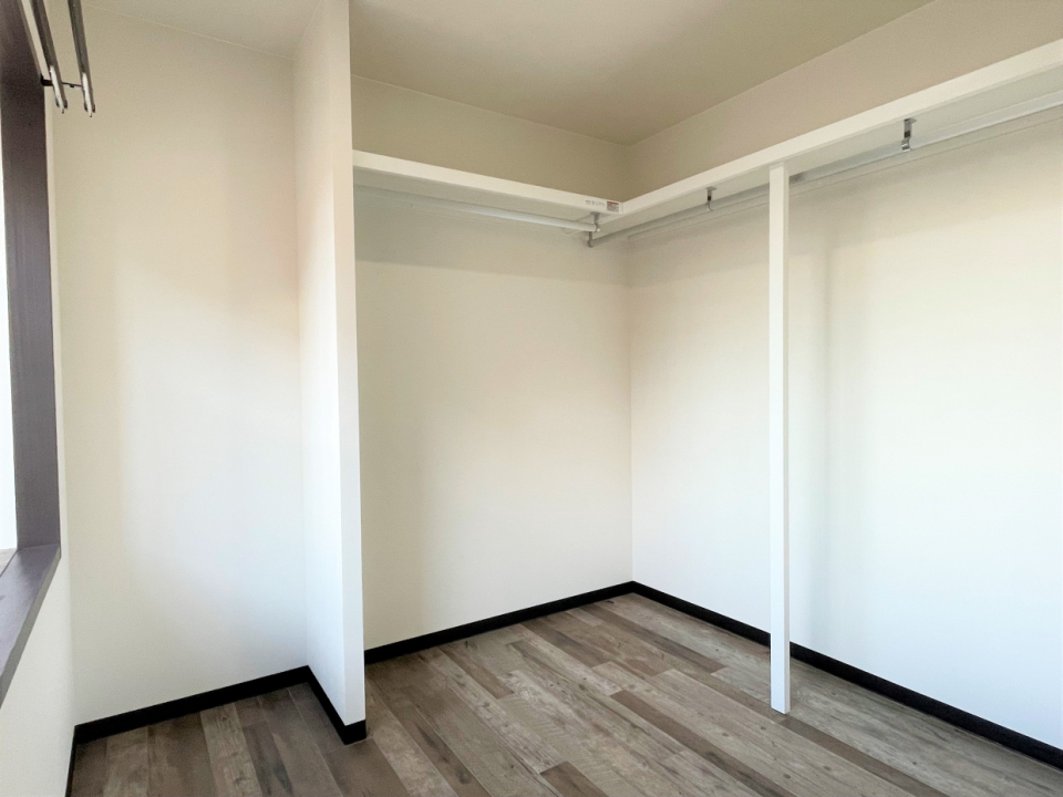 リビング奥に3.5帖もあるウォークインクローゼット。部屋みたいに広い
