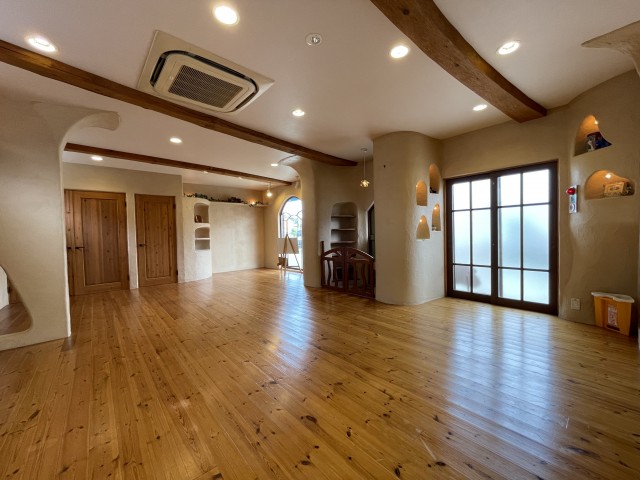 室内は吹き抜けで広々！