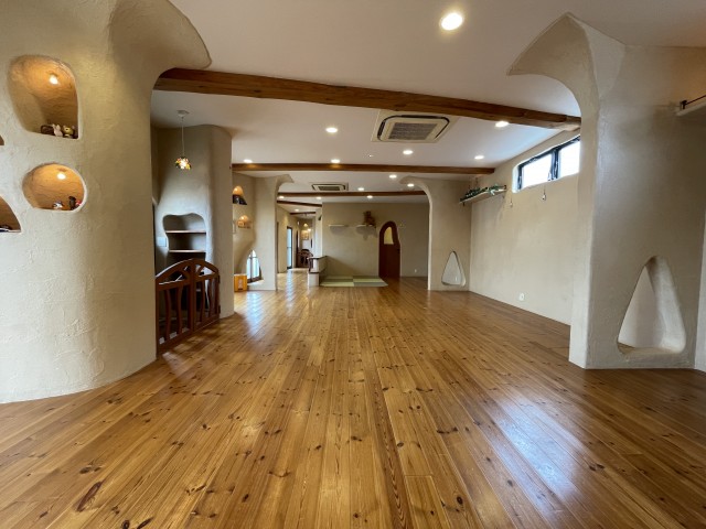 柱や細かい場所にもこだわりの内装が