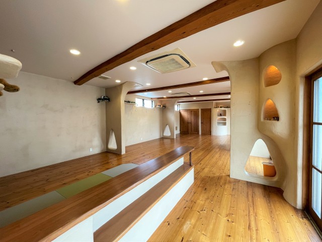 和畳スペースの隣には低めのカウンター