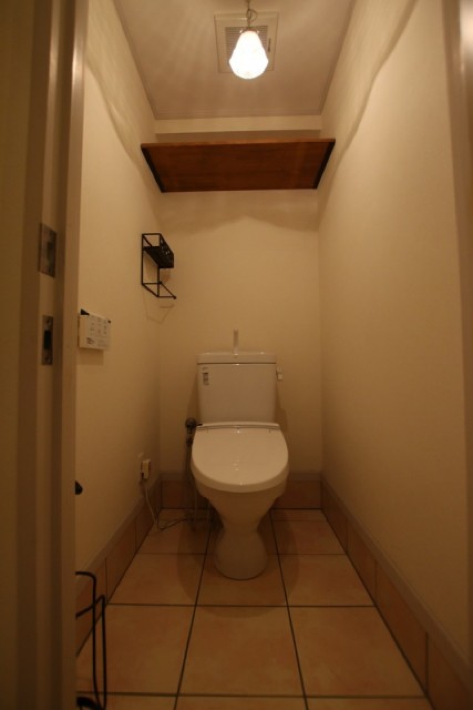 トイレです。頭上に棚あり。