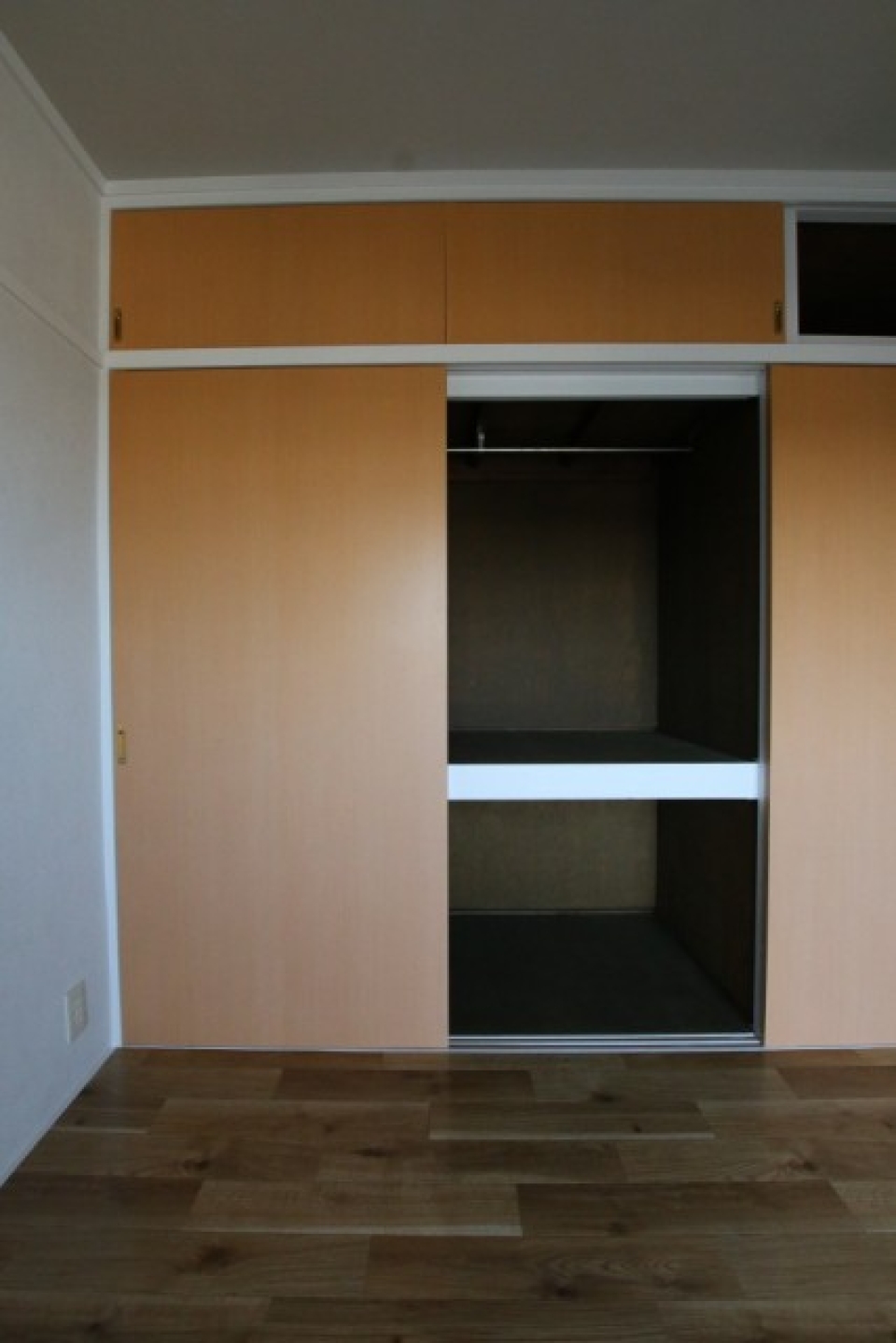 オレンジの扉がアクセントカラー