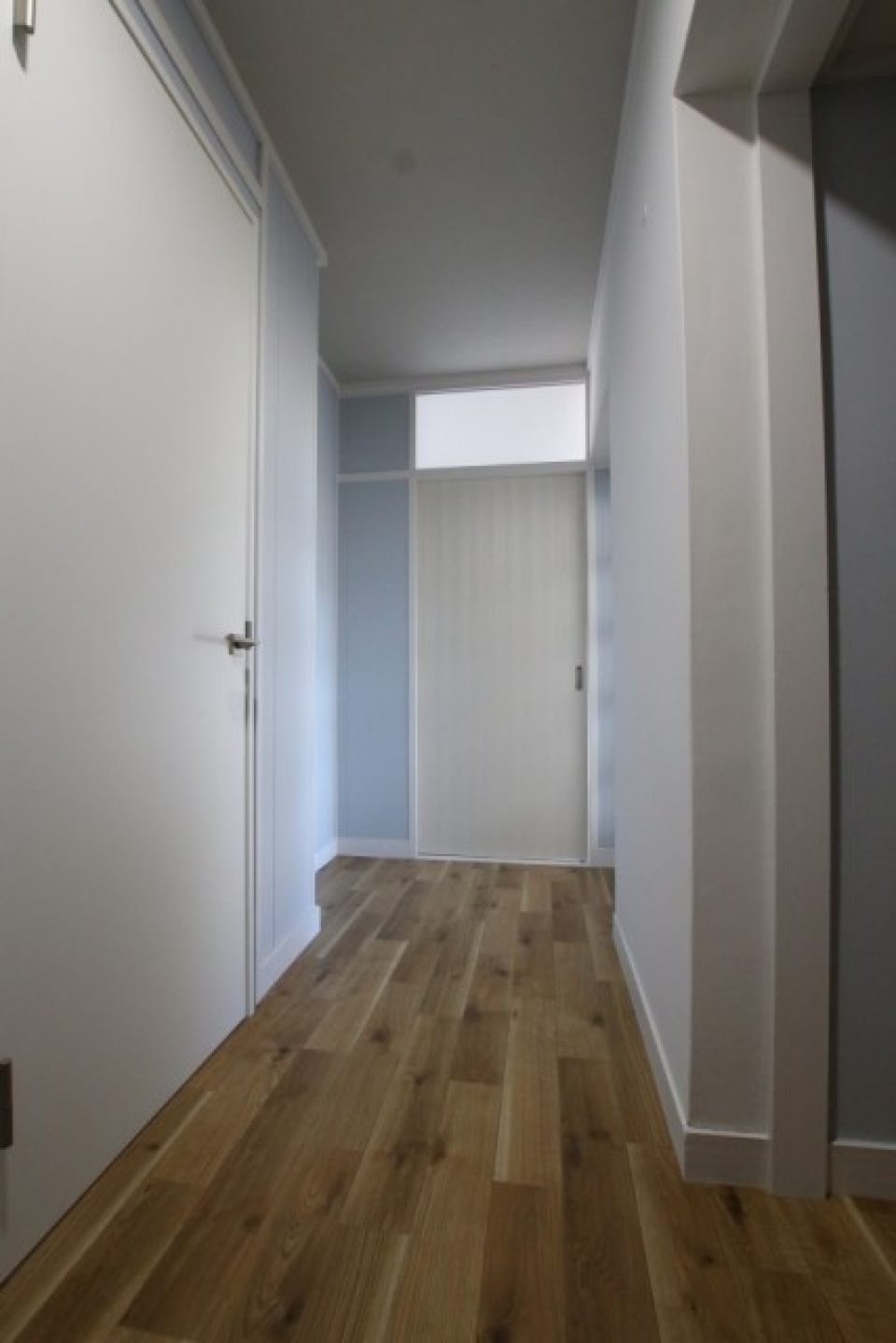 廊下は水色×茶色×白で可愛い雰囲気に