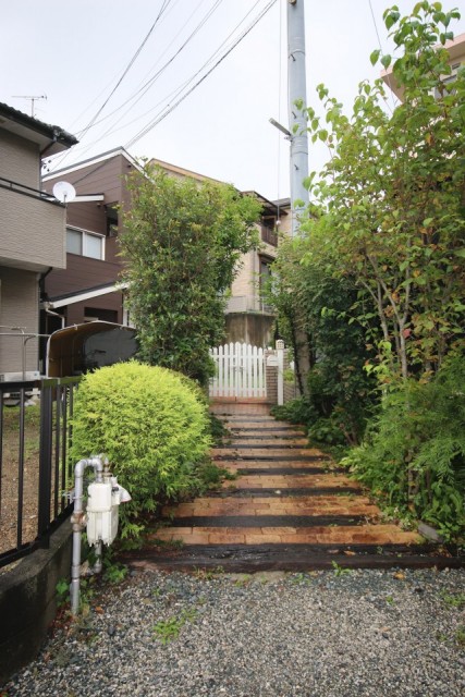 細い道をぬけた先の2階建て一軒家