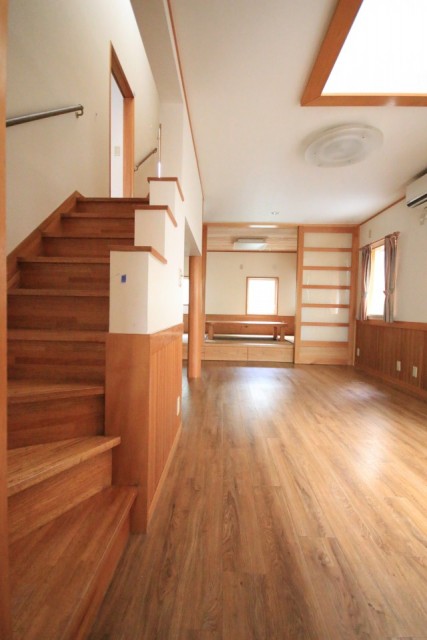 2階への階段、広々したLDKは吹き抜けでとても明るい！