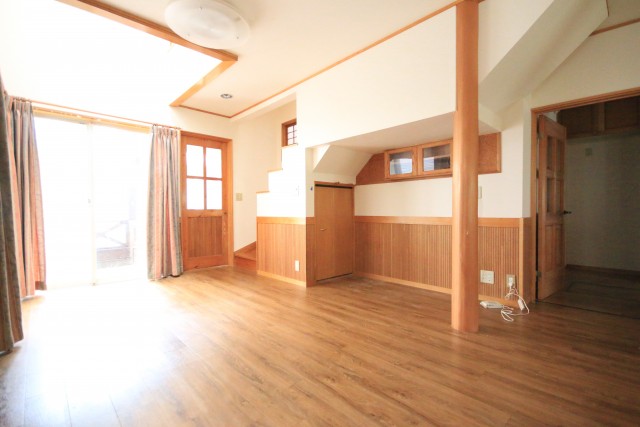 吹き抜けからは明かるい光が差し込む