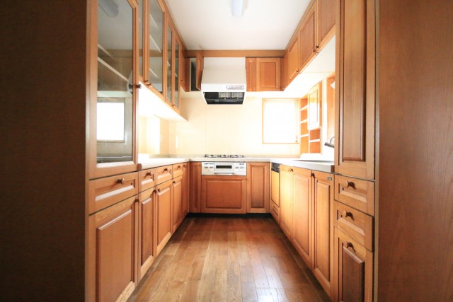 コの字型のキッチンカウンターは収納スペースも沢山あって使い勝手◎