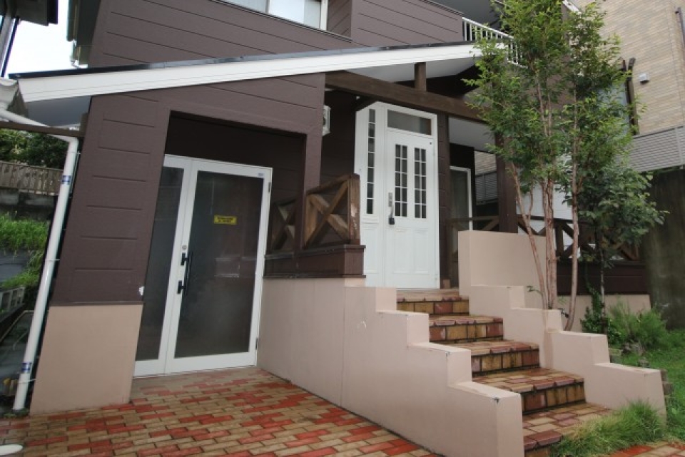 玄関入口とアトリエ入口は別です