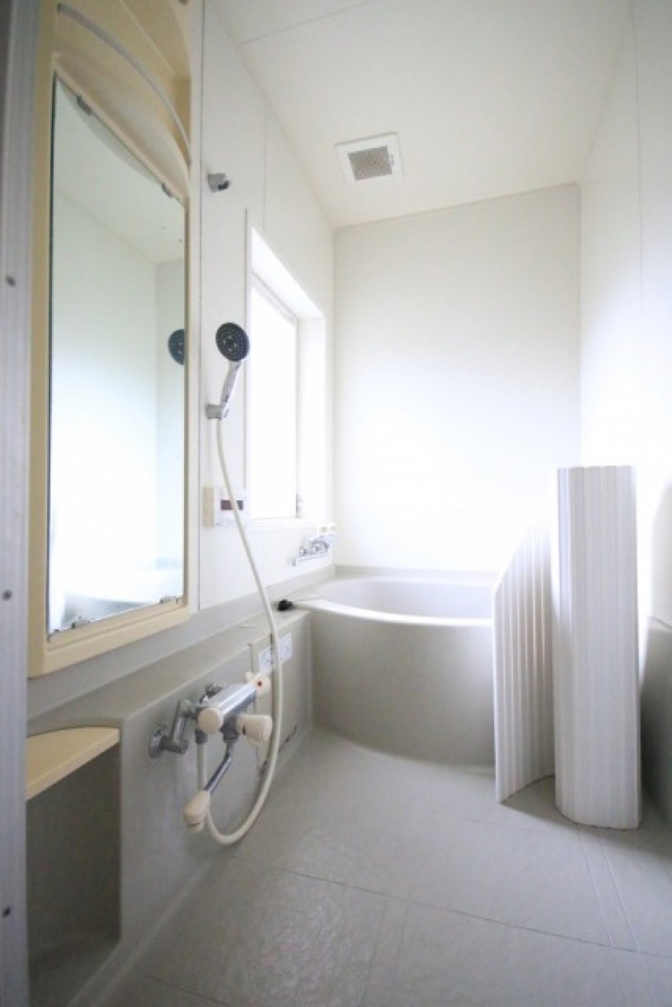 大きめの窓で明るく通気性がある浴室