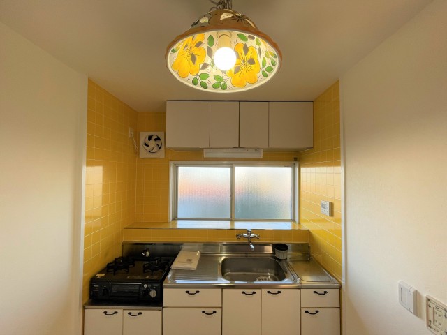 キッチンはイエロータイル&times;レトロ照明で気分もアガる♪