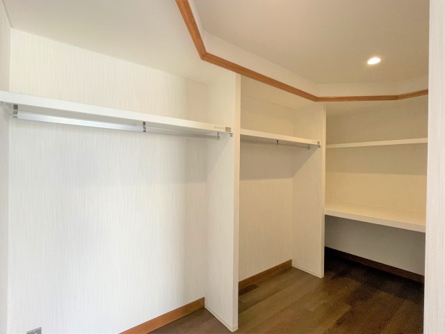 この洋室には広々ウォークインクローゼットが付いています。