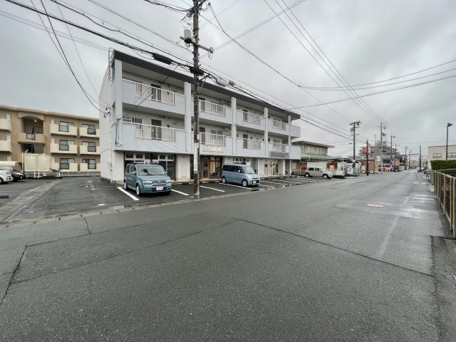 お店の前の通りは広々です。