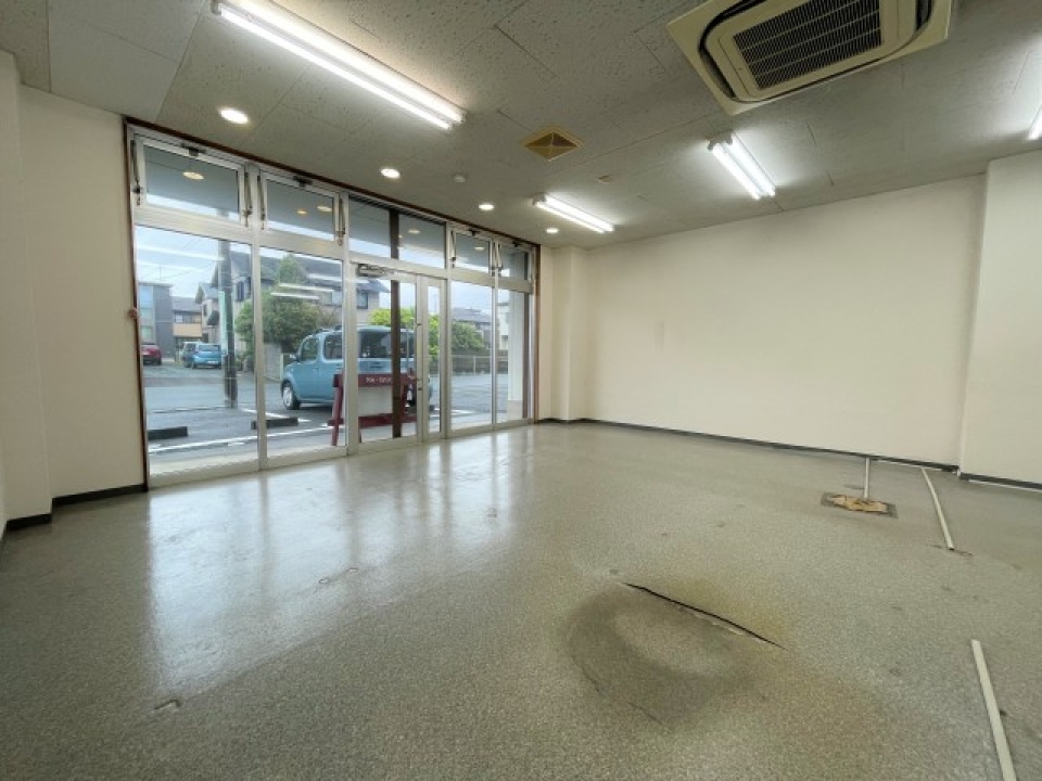 出入口がガラス張りになっています。