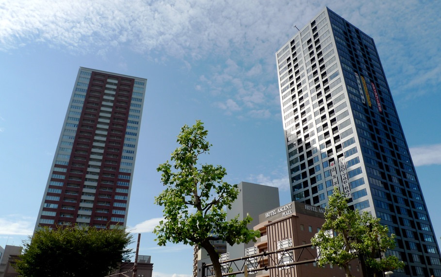 34階建116㍍D&rsquo;sタワー（左）