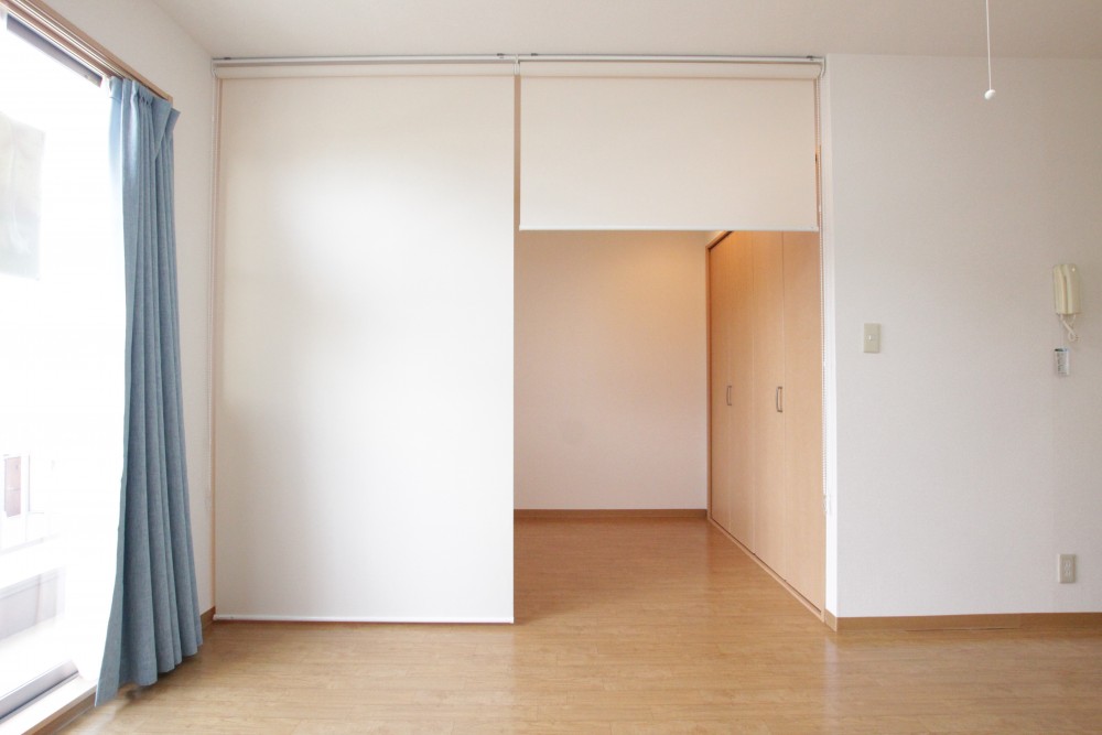 2枚のロールスクリーンでワンルーム&rArr;1LDKに大変身！