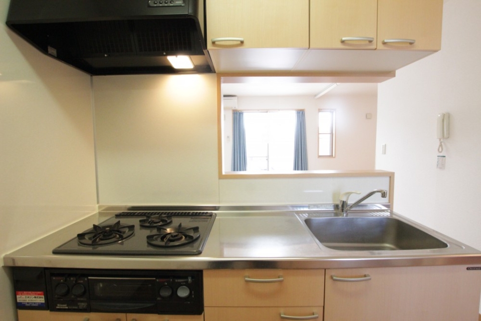 3口コンロに魚焼きグリル。1人暮らしのキッチンとしては贅沢！