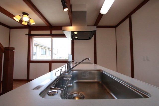 フラットのアイランドキッチンで