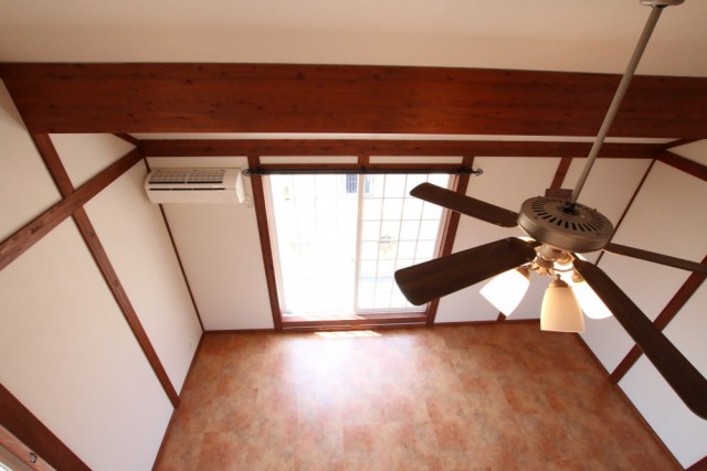 吹き抜けになっているので2階を見渡せます。