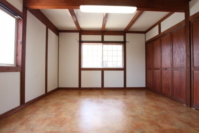 1階はこの9.5帖の洋間とサニタリースペース。