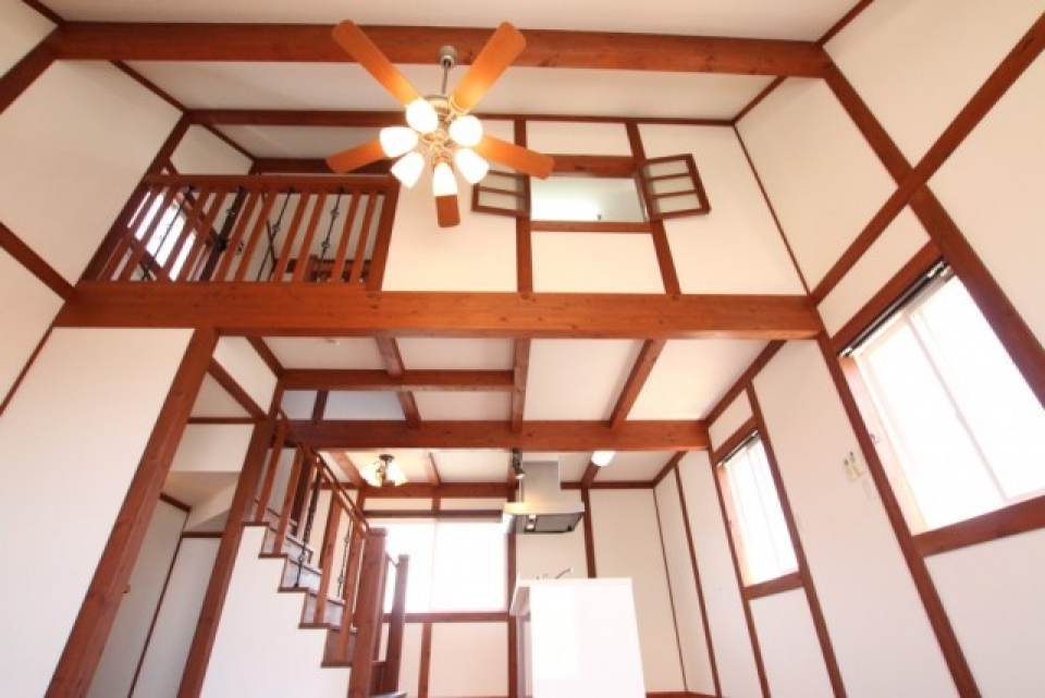 照明も梁も階段もアンティーク過ぎる。ここがどこなんだろう？