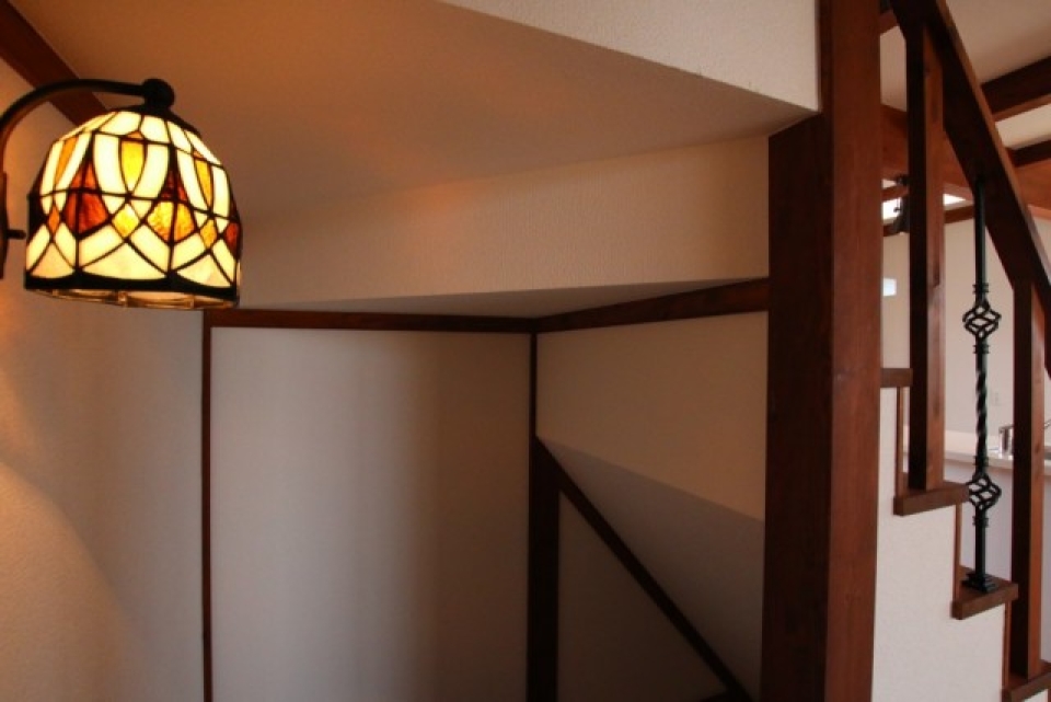 1階から上がってくる階段ランプ。お気に入りの一枚。