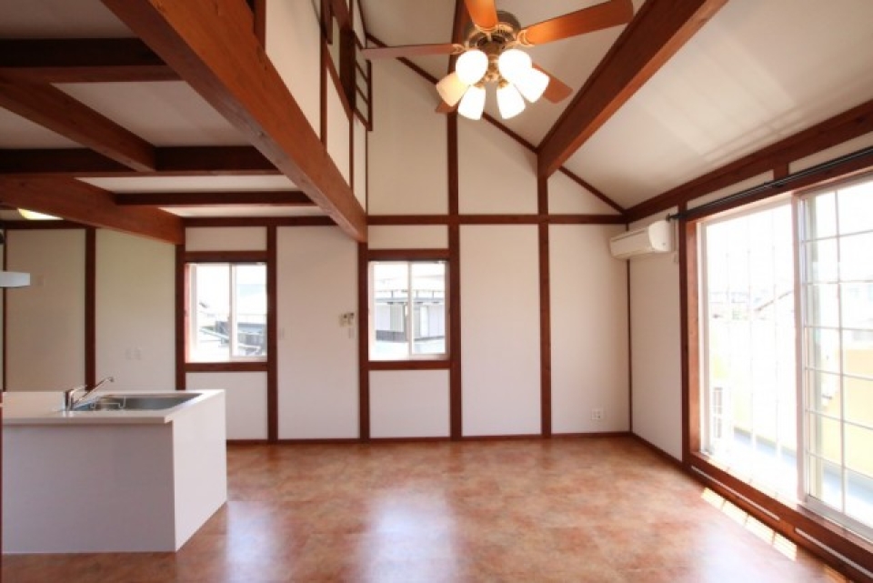 2階部分。シーリングファンとアイランドキッチンがお出迎え。