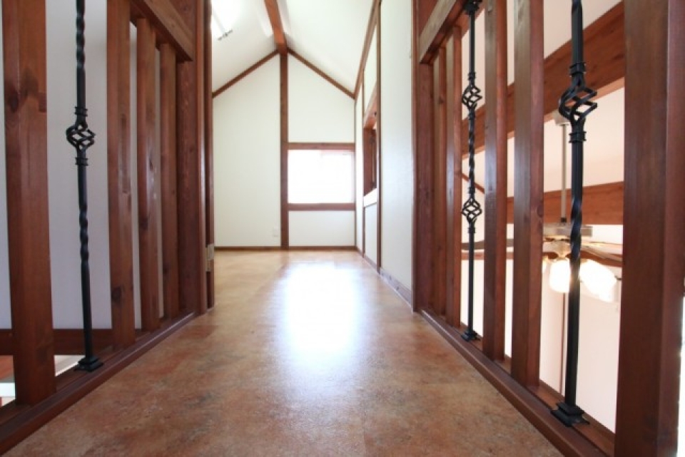 階段からお部屋までのちょこっと渡り廊下！オシャレな手すりです！