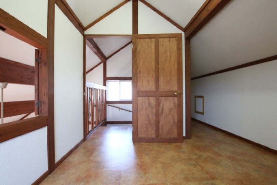 3階は5.5帖の洋間。収納庫としてもいいかも。