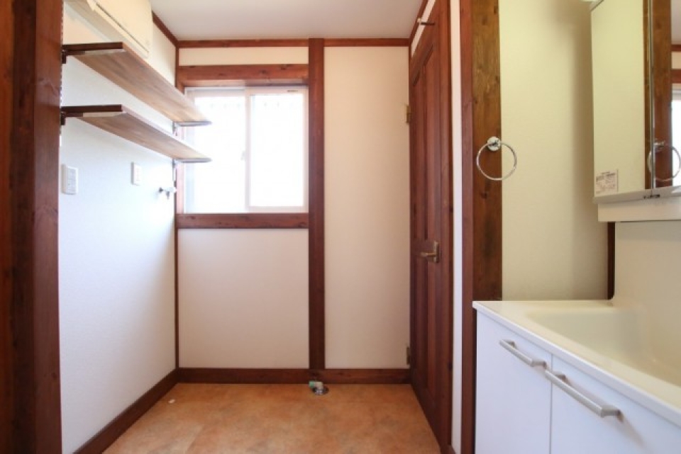 脱衣所は可動棚がついています。ここもアンティーク感継承。