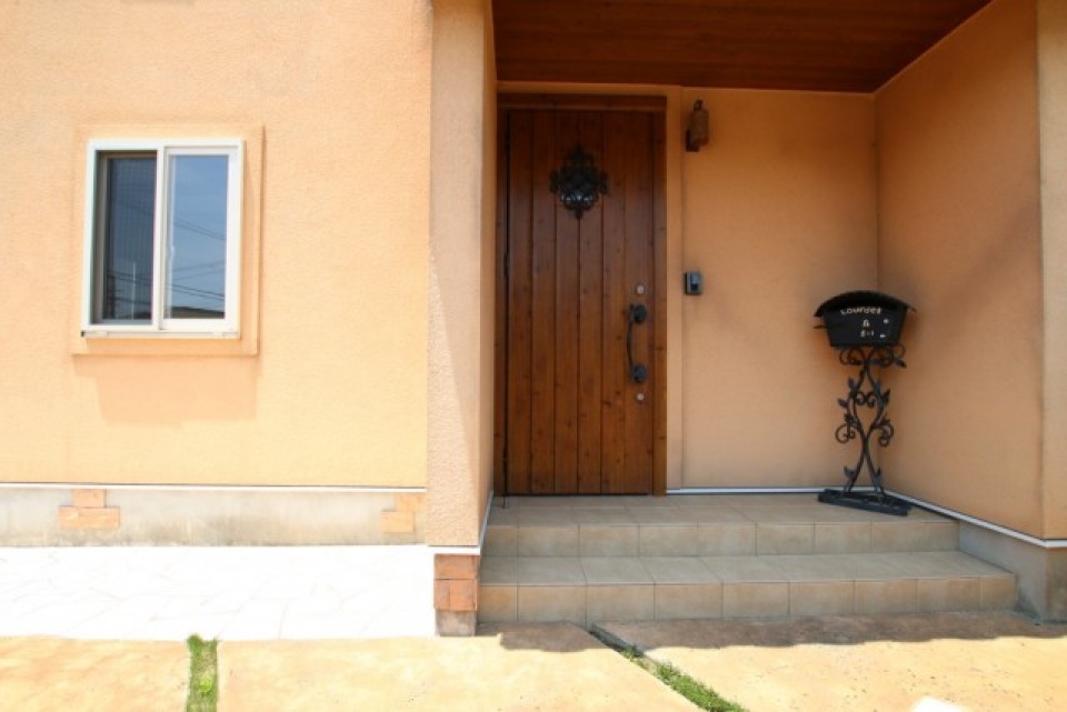 この欧風の外観はご近所の注目の的になりそう！