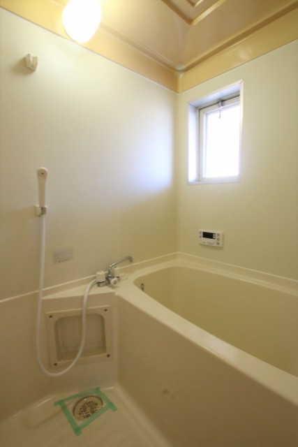 窓付きの浴室。