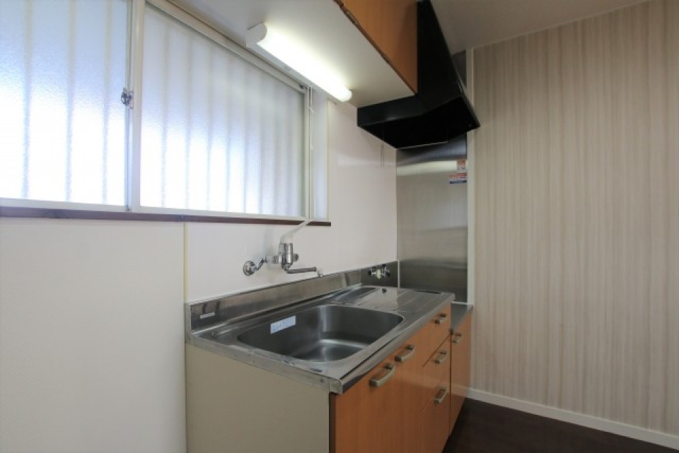 シンプルなキッチン。目の前には窓がある。