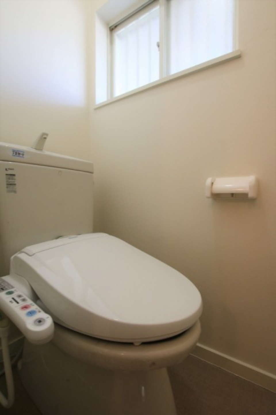 窓付きのトイレ。日当たり良好。