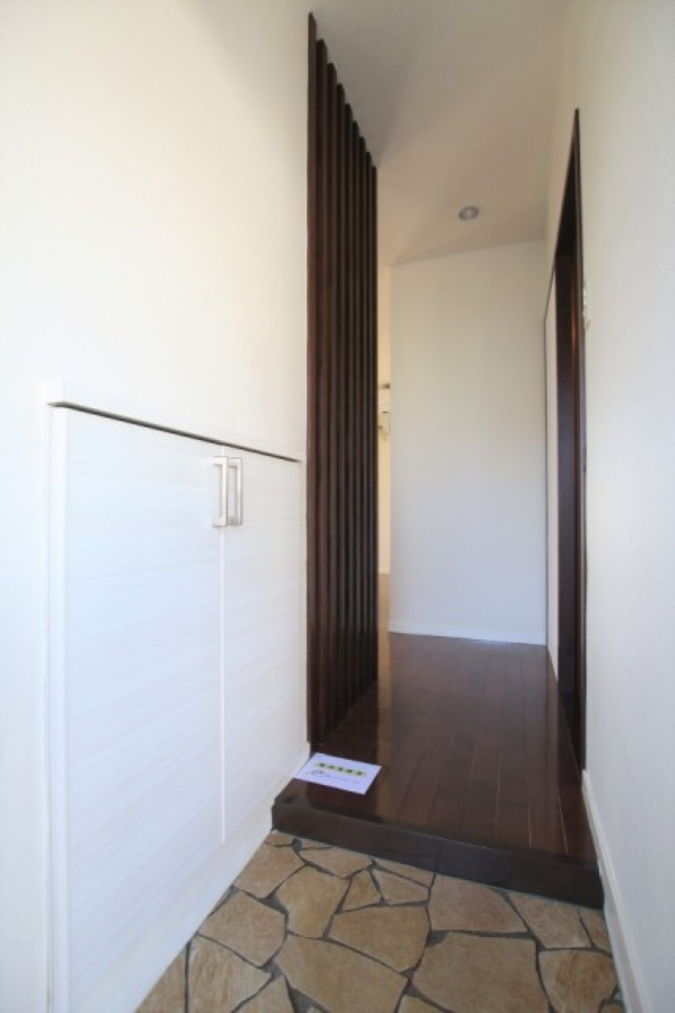 シューズボックス付きの玄関。