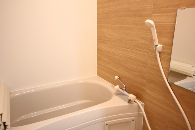 お風呂も木目な壁で温かいですね。