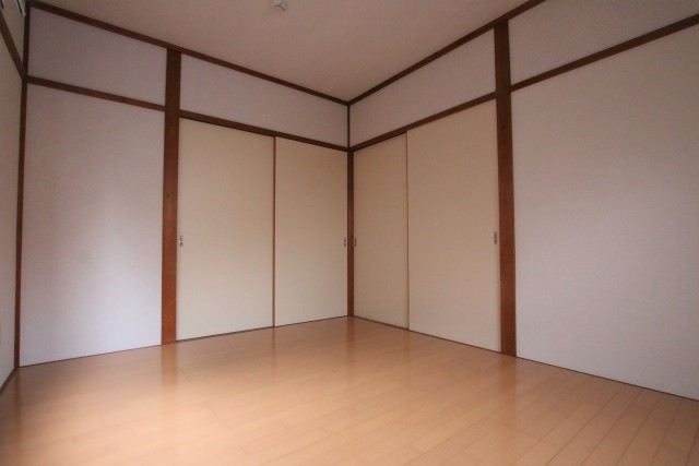 右のふすまが押入です。