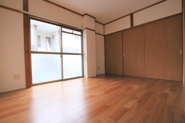 こちらは玄関すぐの洋室です。